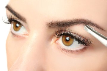 Le Remodelage des Sourcils permet d’obtenir une ligne de sourcil idéale